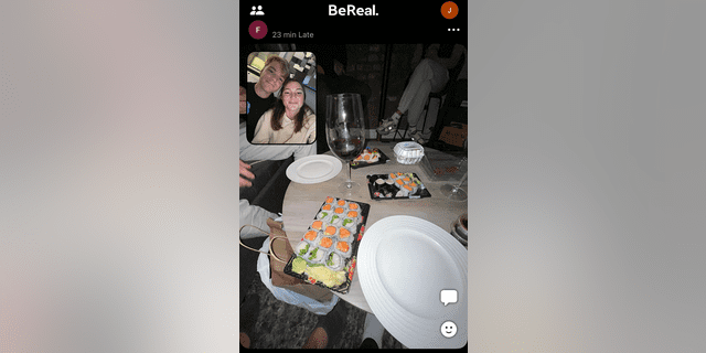 Shane Swanson y Alana Karpovich capturan a BeReal mientras disfrutan de una cena de sushi en el Lower East Side de Manhattan el 30 de septiembre de 2022.