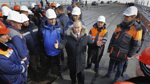 El presidente Vladimir Putin inauguró el puente terrestre y el ferrocarril que conecta Crimea con Rusia continental en marzo de 2018. 