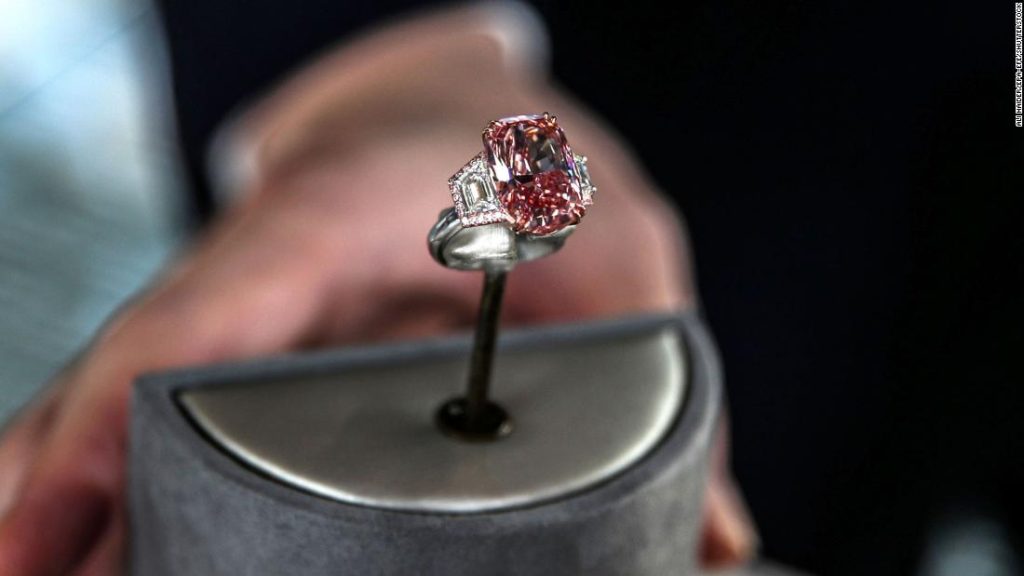 Este anillo de diamantes rosa sin precedentes se vendió por casi 60 millones de dólares