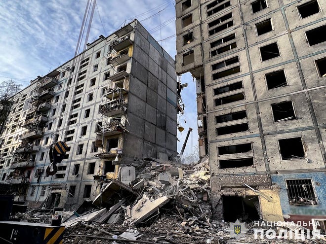 Esta foto publicada por la Policía Nacional de Ucrania y publicada el 9 de octubre de 2022 muestra un edificio de apartamentos después de una huelga en Zaporizhia, en medio de la invasión rusa de Ucrania.