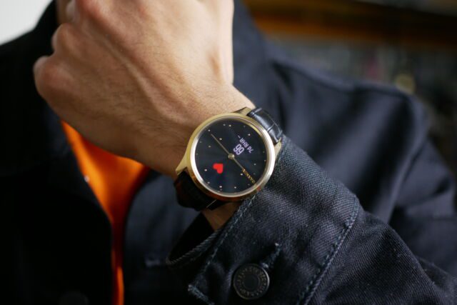 La serie Vivomove de Garmin utiliza un diseño de reloj tradicional con motivos futuristas.