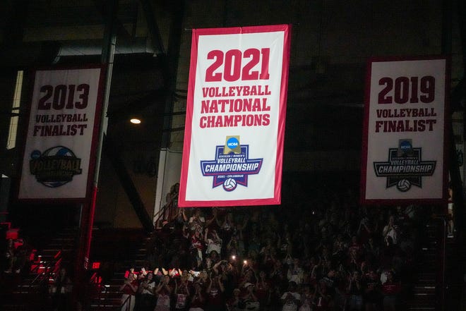 Los Badgers de Wisconsin presentan el logotipo del Campeonato de Voleibol de la NCAA 2021 en la UW Field House.