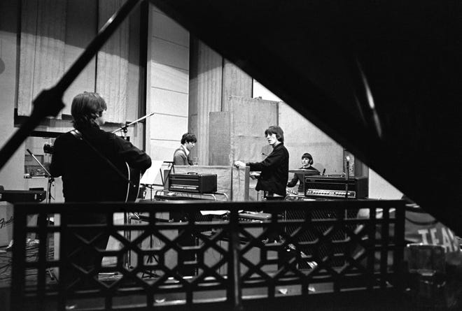 John Lennon, Paul McCartney, George Harrison y Ringo Starr trabajan "pistola" En los estudios Abbey Road.  El productor Giles Martin dice: 
