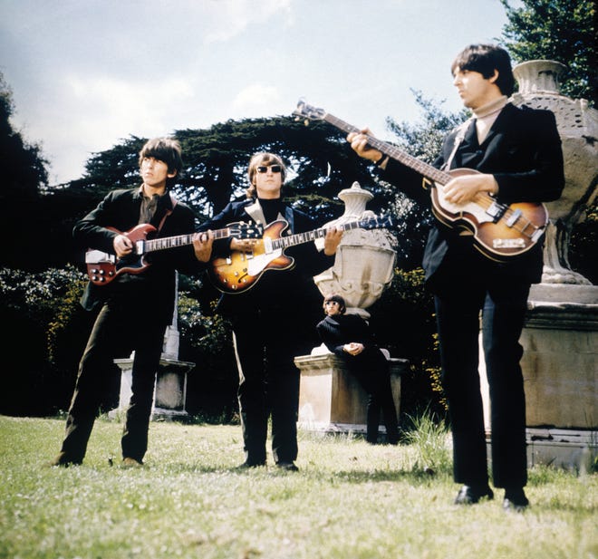 Los Beatles (desde la izquierda, George Harrison, John Lennon y Paul McCartney, con Ringo Starr al fondo) en Chiswick House Gardens, una villa en Londres, para grabar videos musicales para "escritor de libros de bolsillo" Y el "lluvia" El 20 de mayo de 1966.