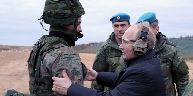 El presidente ruso, Vladimir Putin, se reúne con soldados durante una visita a un centro de entrenamiento militar del Distrito Militar Occidental para movilizar a los reservistas en las afueras de la ciudad de Ryazan el 20 de octubre de 2022. 