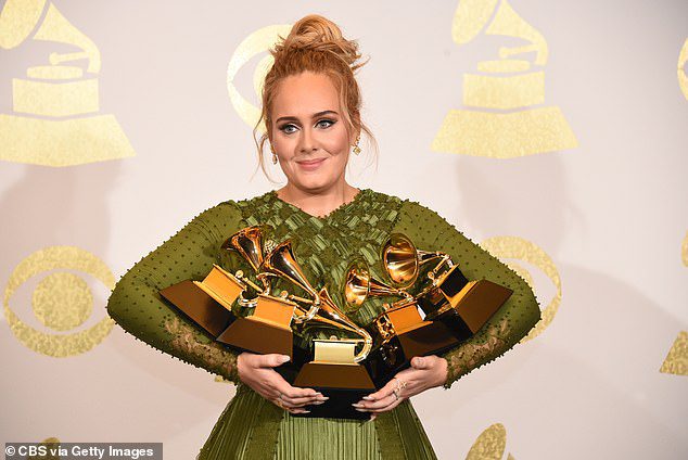 Ganador del premio Grammy: Adele ha ganado 15 premios Grammy hasta el momento.  Vista aquí con los cinco premios que se llevó a casa de la 59.ª Entrega Anual de los Premios Grammy en Los Ángeles en 2017
