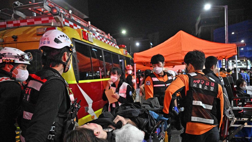 Foto: El personal médico atiende a una persona en una camilla después de que decenas resultaron heridas en una estampida, después de que la gente abarrotara las estrechas calles del barrio Itaewon de la ciudad para celebrar Halloween, en Seúl, Corea del Sur, el 30 de octubre de 2022.