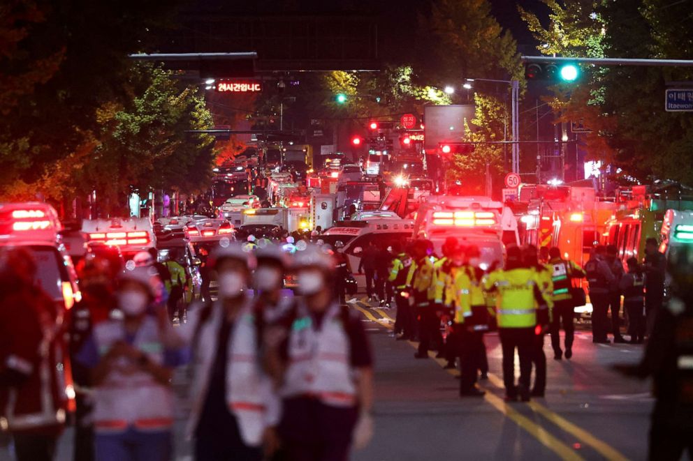 Foto: Los equipos de Prescue trabajan en el lugar donde decenas de personas resultaron heridas en una estampida durante el festival de Halloween en Seúl, Corea del Sur, el 30 de octubre de 2022.