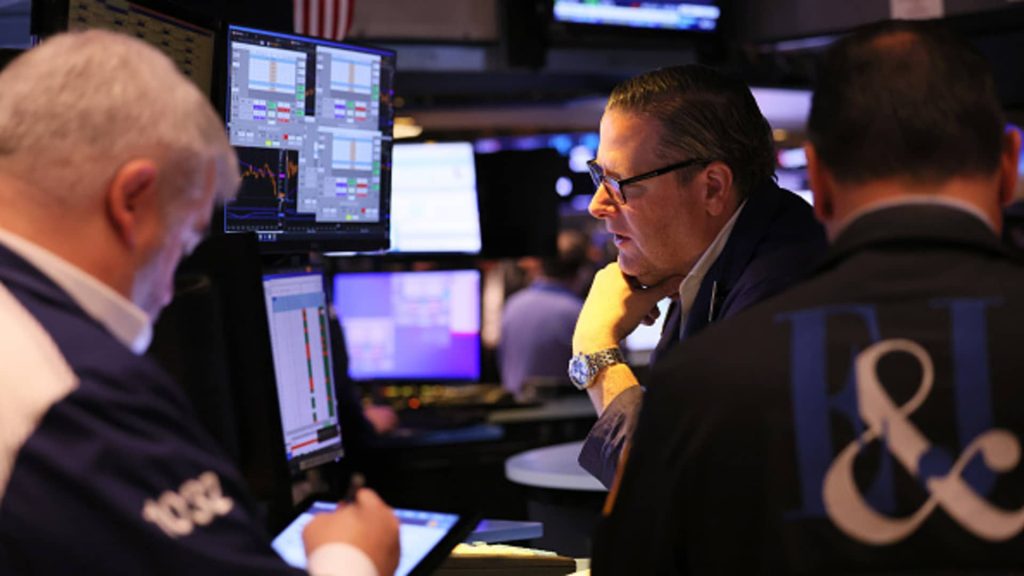 Acciones saltan por tercer día consecutivo, Dow sube 200 puntos
