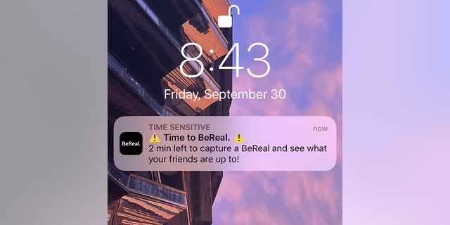 La notificación push de BeReal alerta a los usuarios cuando es el momento de publicar para el día.