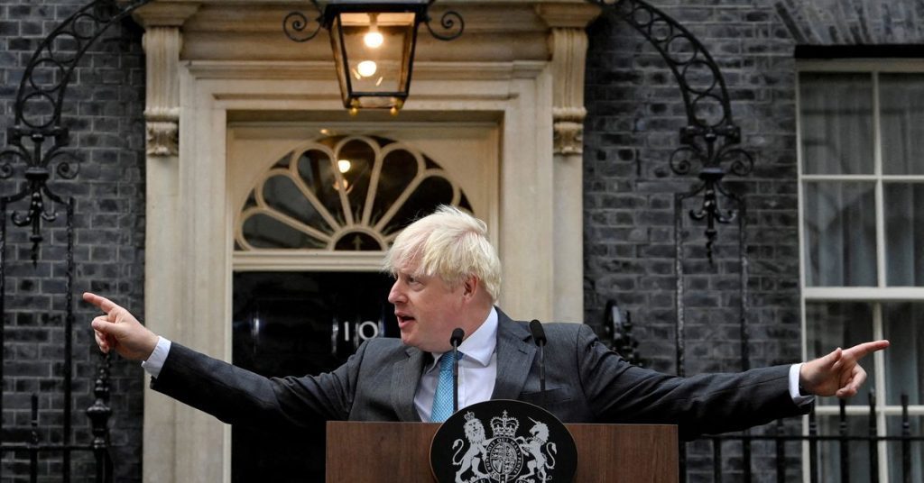Boris Johnson regresa a Gran Bretaña para intentar una remontada rápida