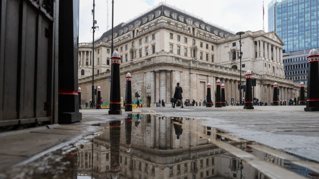 El Banco de Inglaterra impulsa el estímulo de emergencia para ayudar a aliviar la agitación del mercado