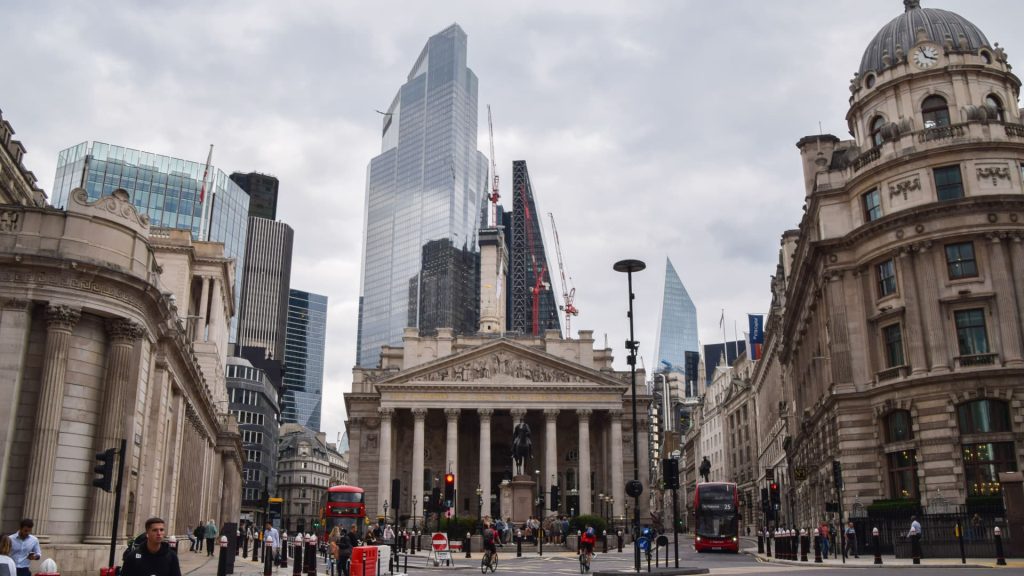 El Banco de Inglaterra vuelve a intervenir en los mercados de bonos y advierte de "riesgos importantes" para la estabilidad financiera del Reino Unido