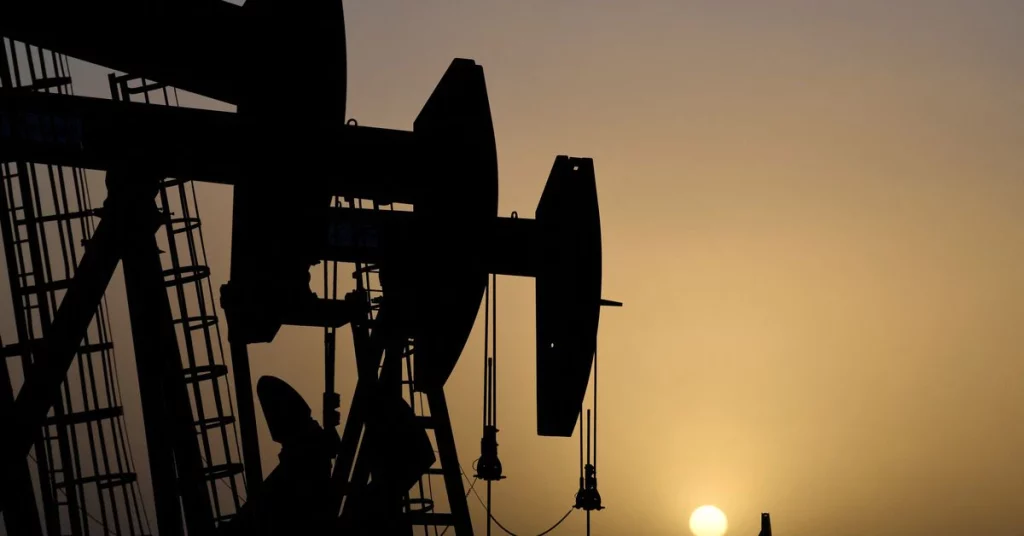 El petróleo sube más de $3 mientras la OPEP+ contempla el mayor recorte de producción desde 2020