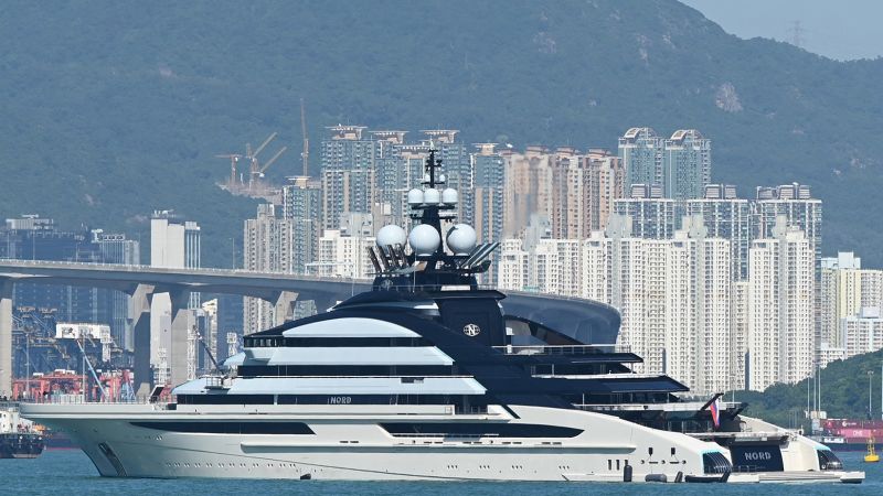 El yate de lujo de 500 millones de dólares del oligarca ruso sancionado sale de Hong Kong hacia Ciudad del Cabo