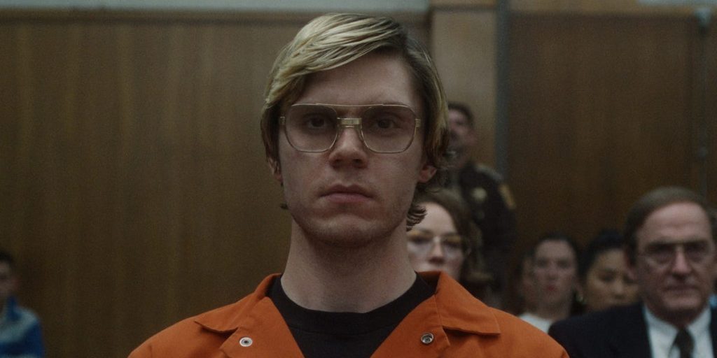 Evan Peters usó pesas de plomo para mantenerse en el personaje de Jeffrey Dahmer