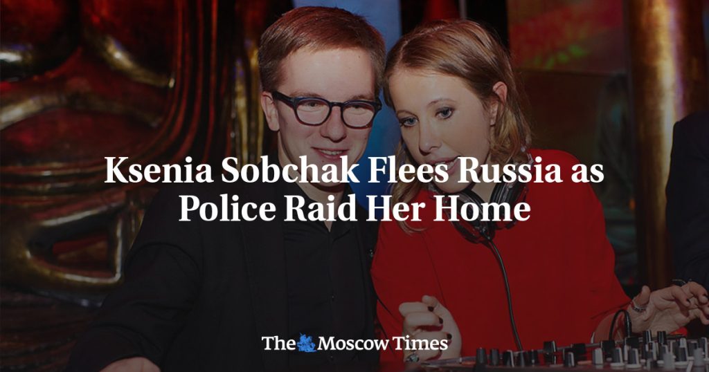 Ksenia Sobchak huye de Rusia mientras la policía allana su casa