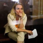 La periodista rusa Marina Ovsianikova huye del arresto domiciliario y condena la guerra de Putin