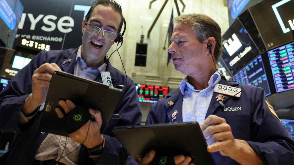Las acciones revirtieron algunas ganancias después de un fuerte repunte de dos días en Wall Street, y el Dow Jones cayó 150 puntos
