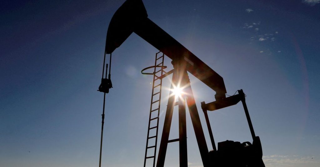 Los precios del petróleo caen más del 3% debido a la oferta de EE. UU., la menor demanda en China