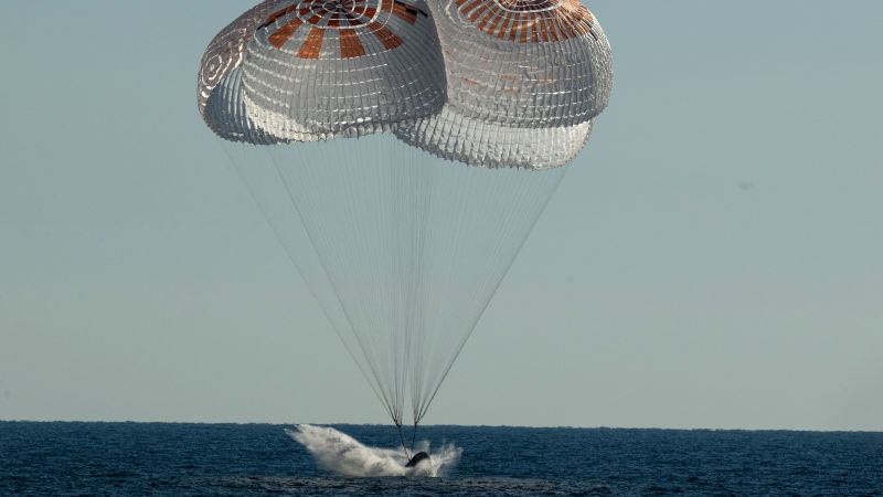 NASA, misión SpaceX: los astronautas que regresan a casa desde la estación espacial se dispersan frente a la Estación Espacial Internacional en la costa de Florida