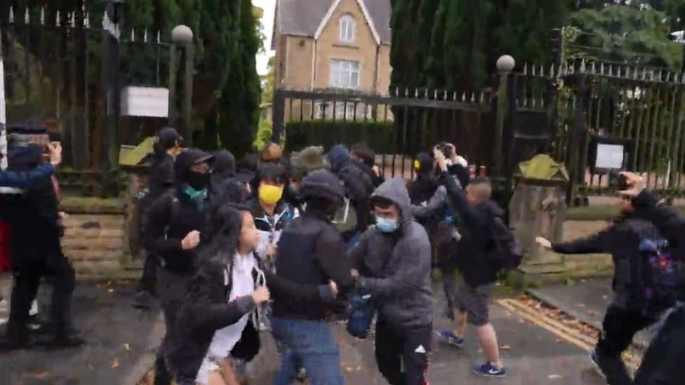 Un manifestante de Hong Kong irrumpió en los terrenos del consulado chino en Manchester y fue golpeado
