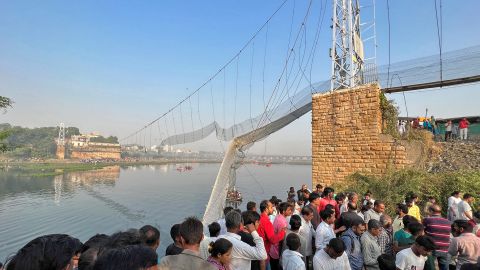 Las personas se reúnen mientras los rescatistas buscan sobrevivientes después de que un puente colgante colapsara en Morbi, en el estado occidental de Gujarat, India, el 31 de octubre de 2022. 