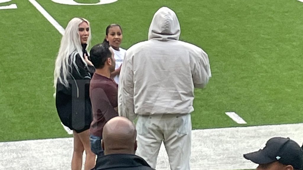 Kim Kardashian y Kanye West asisten a un partido de fútbol en Saint, conversando al margen