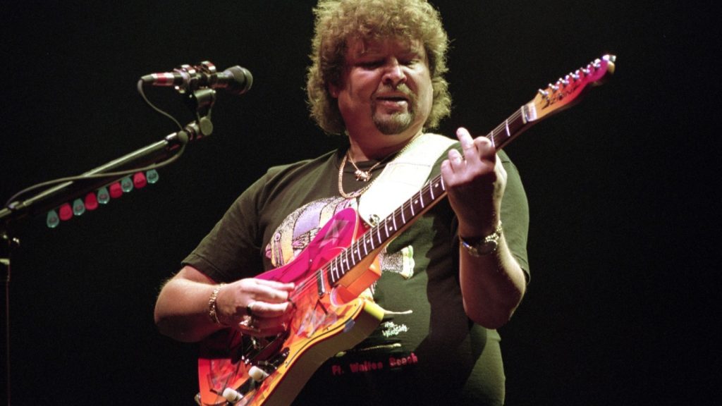 Jeff Cook, cofundador y guitarrista de Alabama, muere a los 73 años - Rolling Stone