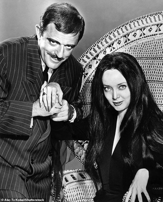 La familia Addams se originó como una tira cómica de Charles Addams y se convirtió en un querido programa de televisión de la década de 1960 protagonizado por John Astin y Caroline Jones (en la foto)