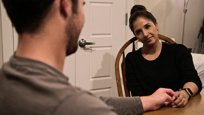 Zanab Jefri, a la derecha, habla con su prometido Cole Barnett en una escena de "el amor es ciego" temporada 3.