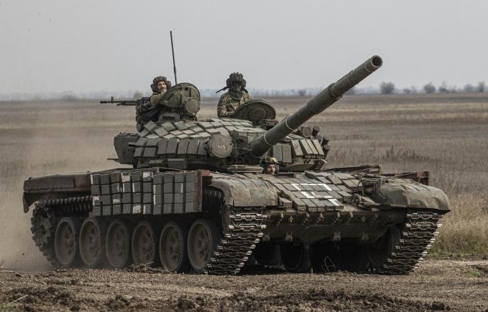 Se ve un tanque ucraniano que continúa el movimiento militar de las Fuerzas Armadas de Ucrania hacia el Frente de Kherson en Ucrania el 9 de noviembre de 2022.