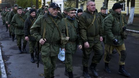 Se ve a los ciudadanos rusos reclutados durante la movilización parcial siendo enviados a las zonas de coordinación de combate después de un llamado militar a la Guerra Ruso-Ucraniana en Moscú, Rusia, el 10 de octubre de 2022.