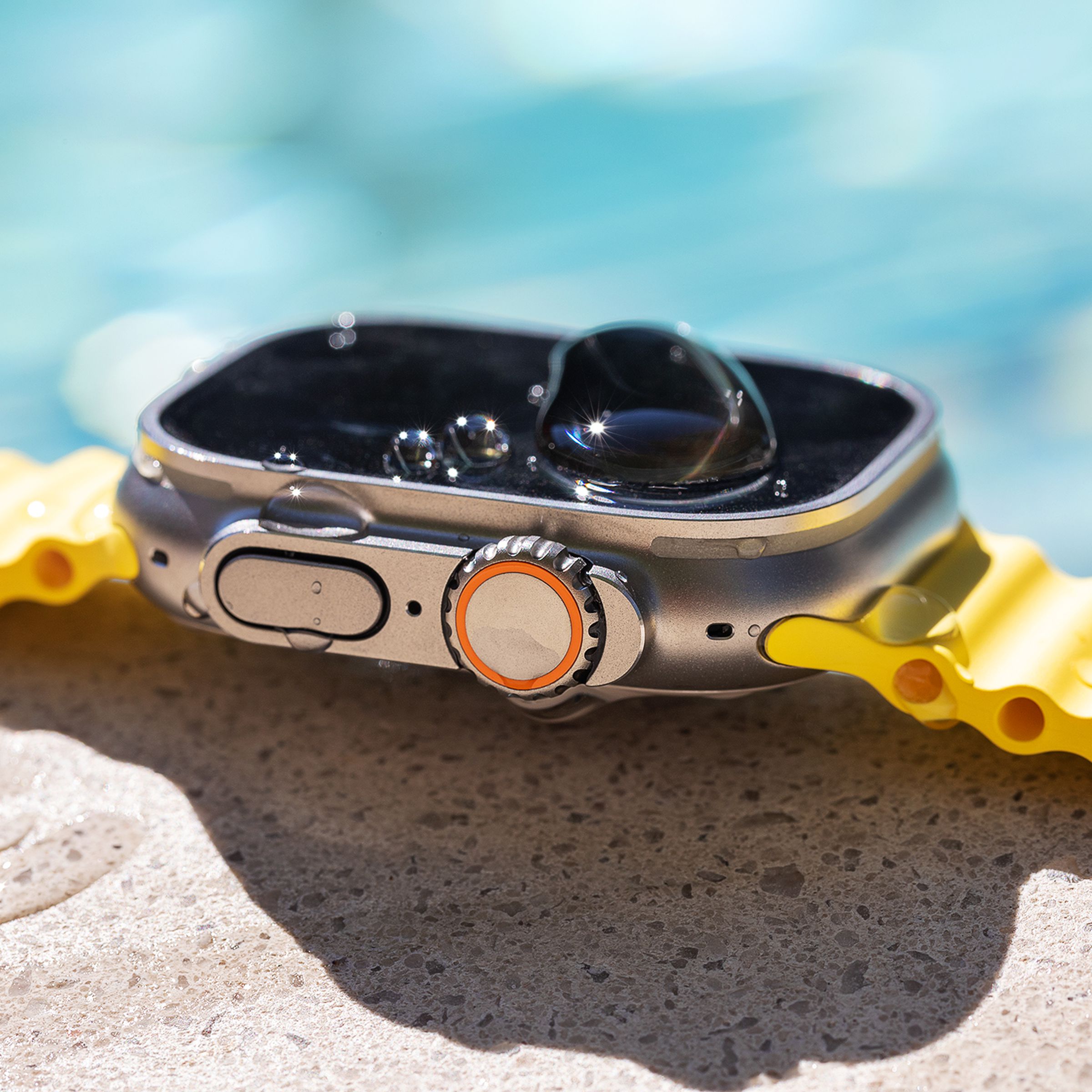 Vista lateral del Apple Watch con el Ocean Bar en la piscina