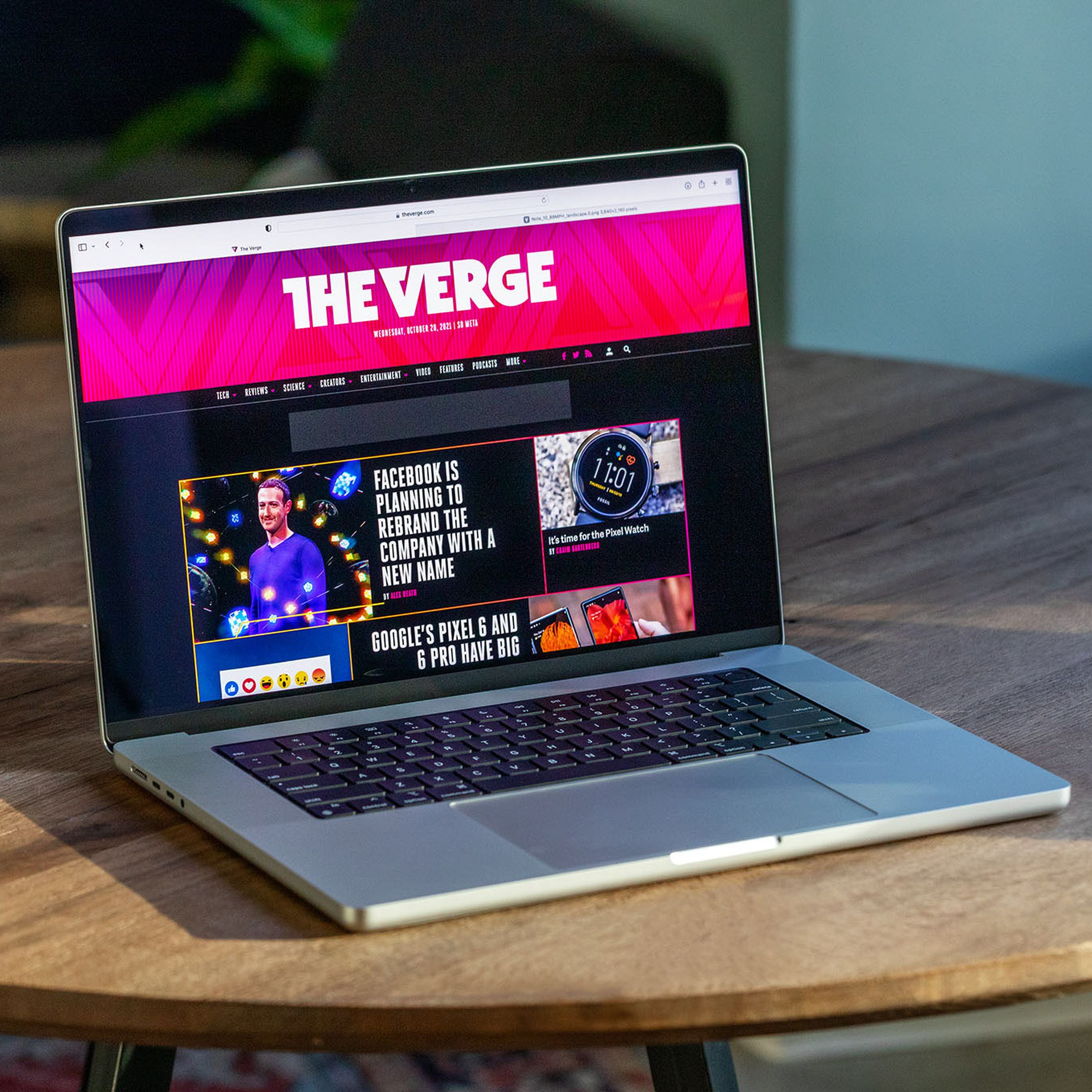 El nuevo MacBook Pro de 16 pulgadas sobre una mesa