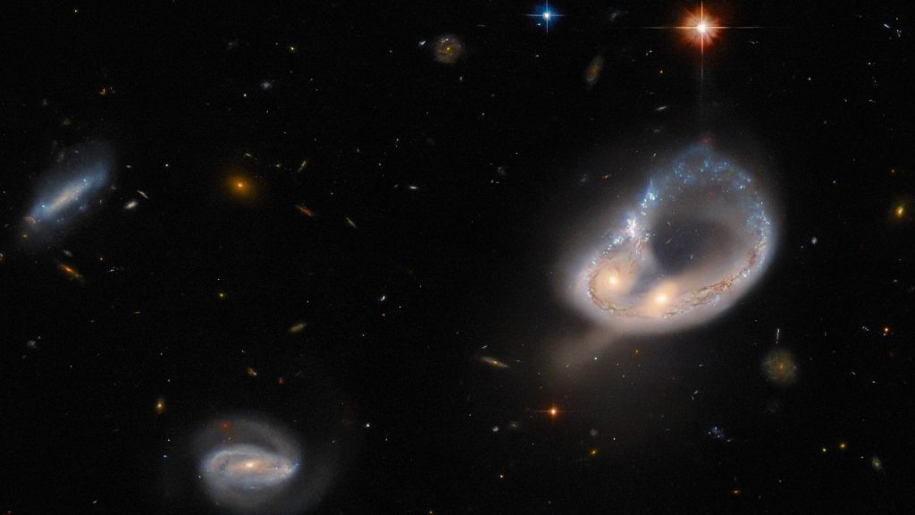 Esta imagen del telescopio espacial Hubble muestra la fusión de galaxias a 671 millones de años luz de distancia.