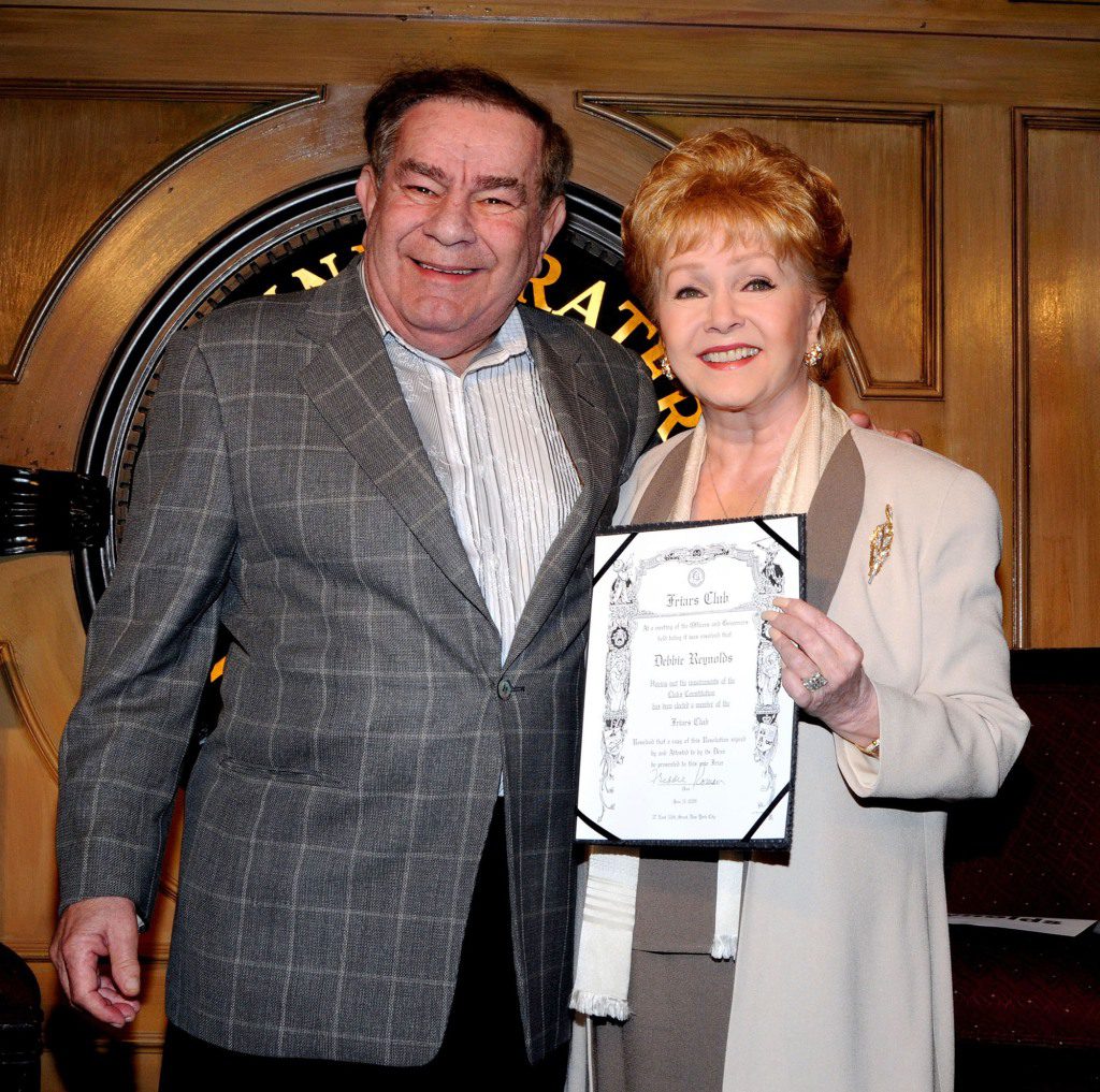 Freddy Roman y la actriz Debbie Reynolds en Friar's Club en 2009.