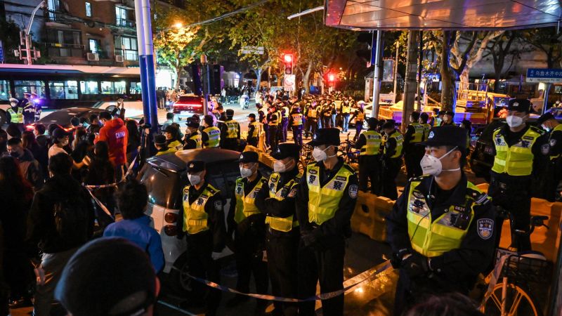 Un periodista de la BBC ha sido "golpeado y pateado por la policía" mientras las protestas se extendían por China