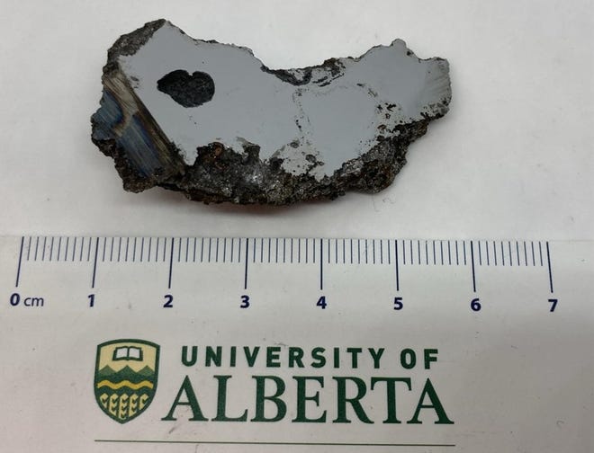 Un trozo de meteorito contiene dos nuevos minerales descubiertos.