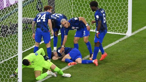 Christian Pulisic rodeado de sus compañeros tras sufrir una lesión tras su gol.