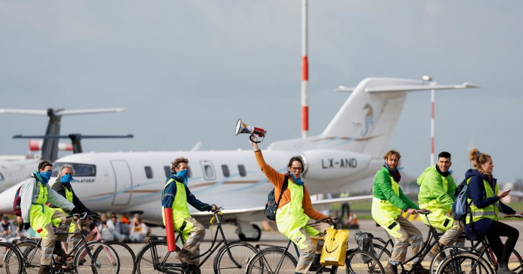Activistas climáticos bloquean aviones privados en el aeropuerto Schiphol de Ámsterdam