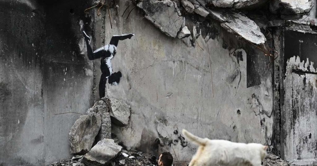 Banksy estrena mural ucraniano en ciudad bombardeada por Rusia