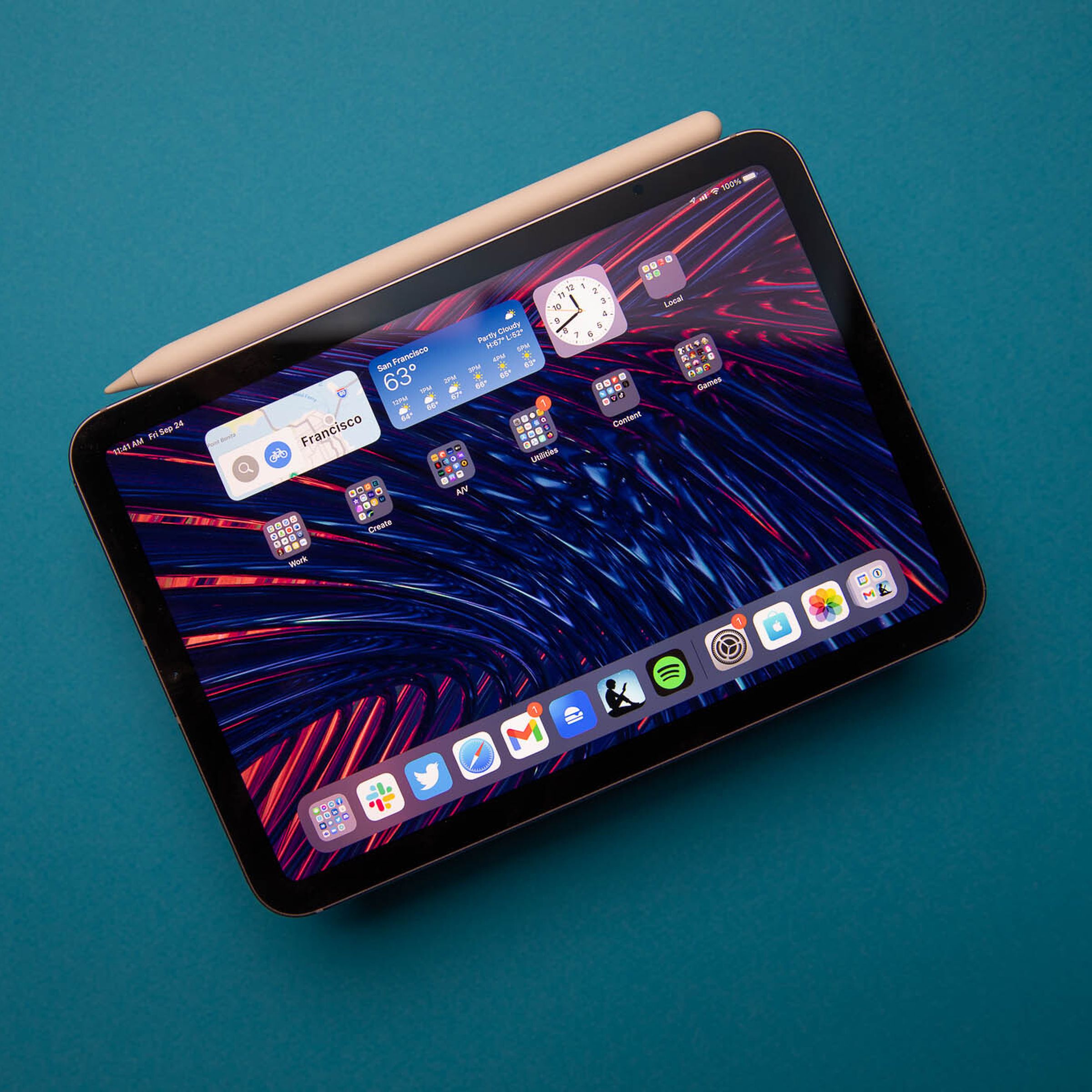 Imagen del iPad mini 2021 con el Apple Pencil de segunda generación incluido sobre un fondo azul