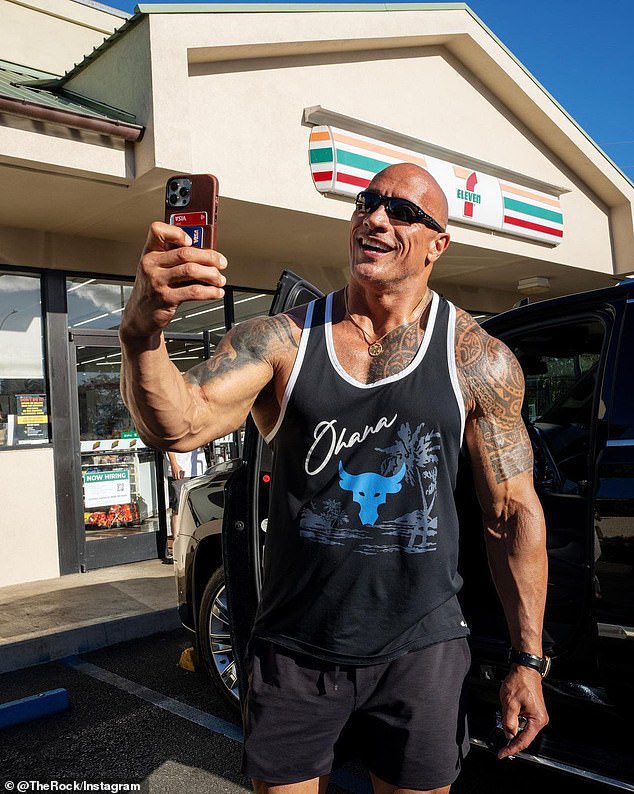 LO ÚLTIMO: Dwayne Johnson, de 50 años, visitó Instagram el lunes para documentar una visita a la tienda 7-Eleven en Hawái donde solía robar cuando era adolescente, esta vez comprando inventario de la tienda Snickers mientras pagaba las cuentas para clientes sorprendidos y deslumbrados.