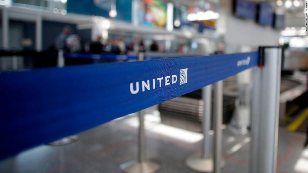 El FBI y la Administración Federal de Aviación investigan el traslado de un pasajero ruidoso de un vuelo de United en Chicago