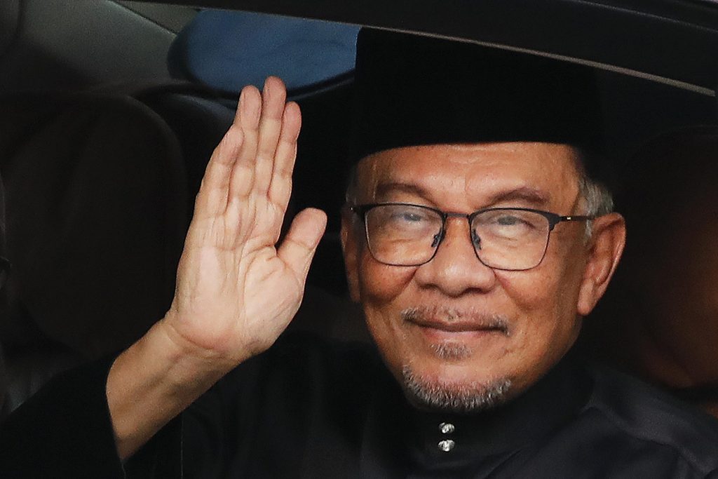 El nuevo primer ministro de Malasia, Anwar, promete sanar una nación y una economía dividida