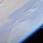 Una nave de carga SpaceX Dragon atraca en una estación espacial para entregar paneles solares, semillas y más