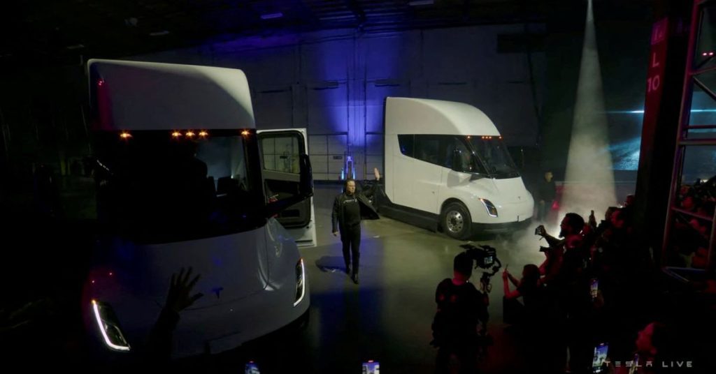 Musk entrega el primer camión de Tesla, pero no hay actualización de producción y precios