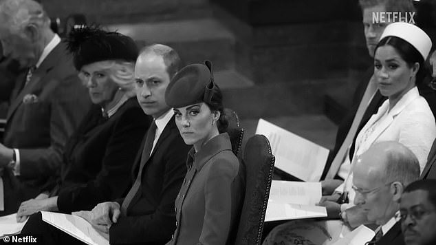 Una imagen utilizada en el adelanto de Netflix muestra de manera poco halagüeña a Kate con cara de piedra en la Abadía de Westminster durante un servicio de la Commonwealth, con Meghan sentada detrás de ella.  Fue tomada después de un desacuerdo sobre el plan de asientos.