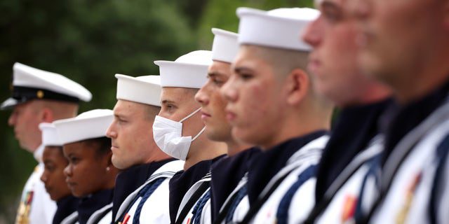 Miembros de la Guardia Ceremonial de la Marina de pie para el himno nacional.